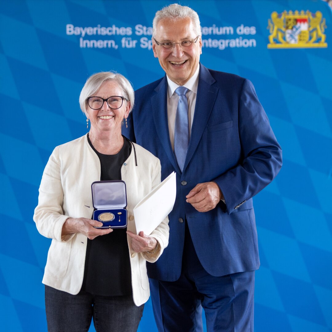 Innenminister Joachim Herrmann und Rita Röhrl mit Kommunaler Verdienstmedaille in Gold