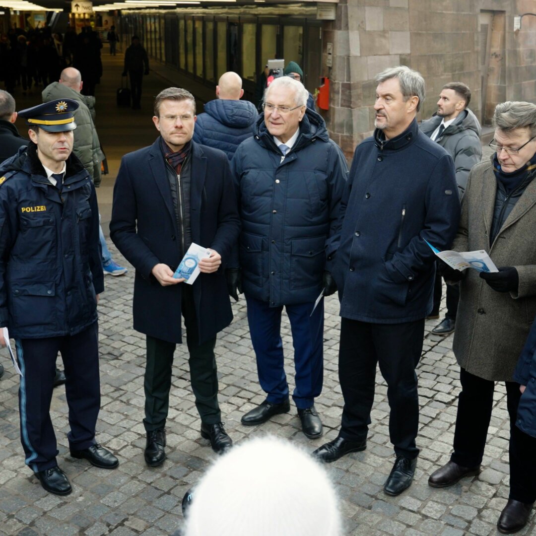 Auf dem Bild sind u.a. Innenminister Joachim Herrmann, Ministerpräsident Dr. Markus Söder und der Nürnberger Oberbürgermeister Marcus König am Nürnberger Hauptbahnhof zu sehen.