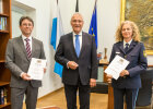 Innenminister Joachim Herrmann neben Roland Kerscher und Kerstin Schaller mit Urkunden