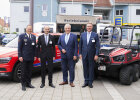 Innenminister Joachim Herrmann, Johann Eitzenberger, Vorsitzender LFV Bayern und weitere Personen vor Fahrzeugen 
