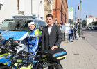Kirchner und Polizist vor Fahrrad