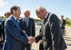 Innenminister Joachim Herrmann begrüßt den Staatspräsidenten des Staates Israel, Jitzchak Herzog, bei der Gedenkveranstaltung anlässlich 50 Jahre Olympiaattentat auf dem Fliegerhorst in Fürstenfeldbruck.