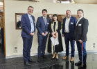 Gruppenfoto mit Kirchner und weiteren Personen, darunter sehbehinderte Personen