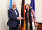 Innenminister Joachim Herrmann schüttelt niederländischer Generalkonsulin Annelies Faro die Hand