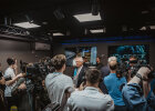 Viele Pressevertreter mit Kameras und Minister bei Interview in Holodeck
