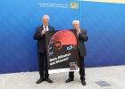 Innenminister Joachim Herrmann und Vertreter der Kampagne mit großem Kamapagnenplakat