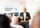 8 Mai 2025: Beim Besuch des Integrationsprojekts „Heimat ERlangen“ würdigt Bayerns Innen- und Integrationsminister Joachim Herrmann das vielfältige Engagement für gelingende Integration – insbesondere von Frauen mit Migrationshintergrund – und betont die Bedeutung lebensnaher Angebote wie Sprach-Cafés und Deutschkurse für ein selbstbestimmtes Ankommen in der Gesellschaft.