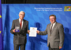 Innenstaatssekretär Gerhard Eck und Hartmut Bräuer mit Kommunaler Verdienstmedaille in Silber