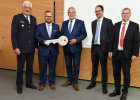 Symbolische Schlüsselübergabe: Gruppenfoto