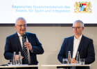 Staatsminister Joachim Herrmann mit Dr. Holfelder Google Tischgespräch Podium