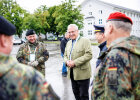 Innenminister Joachim Herrmann mit Bundeswehrsoldaten und Polizisten