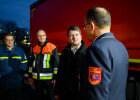 Gruppenbild: Kirchner, Voß, Weiß und Eitzenberger vor Feuerwehrfahrzeug