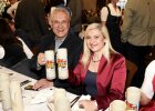 Innenminister Joachim Herrmann und Europaministerin Melanie Huml beim Anstoßen mit traditionellem Bierkrug 