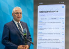 Collage: Innenminister Joachim Herrmann hinter Mikrophon, daneben Foto von mOwi-App