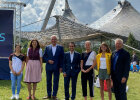 Gruppenfoto u.a. mit Sportminister Joachim Herrmann vor dem Olympiastadion