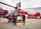 Innenminister Joachim Herrmann und weitere Person vor Notarzt-Hubschrauber