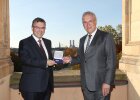 Staatsminister Dr. Florian Herrmann und Innenminister Joachim Herrmann bei der Übergabe der Kommunalen Verdienstmedaille in Bronze