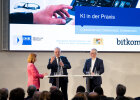 Innenminister Joachim Herrmann mit Dr. Wieland Holfelder (Google) und Moderatorin Tischgespräch