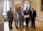 15. Mai 2025: In Anerkennung seines jahrzehntelangen ehrenamtlichen Engagements überreicht Bayerns Innenminister Joachim Herrmann in Ansbach das Verdienstkreuz am Bande der Bundesrepublik Deutschland an Claus Broser – für dessen herausragenden Einsatz in der Heimatpflege, Kommunalpolitik, Kirchenmusik und Erwachsenenbildung.