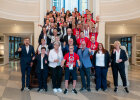Gruppenfoto mit Kirchner und den Sportlerinnen und Sportlern