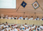 Blick über das Publikum zum Kopftisch mit Innenminister Joachim Herrmann, Landespolizeipräsident und weitere Polizeibeamte