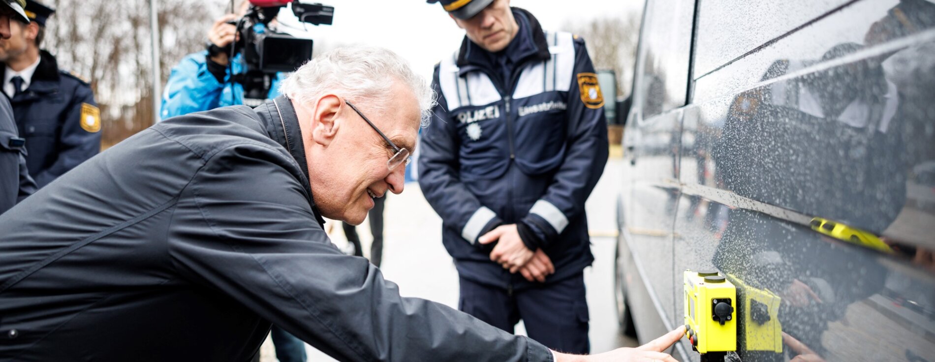 Herrmann testet gelbes elektronisches Gerät an einem Kastenwagen