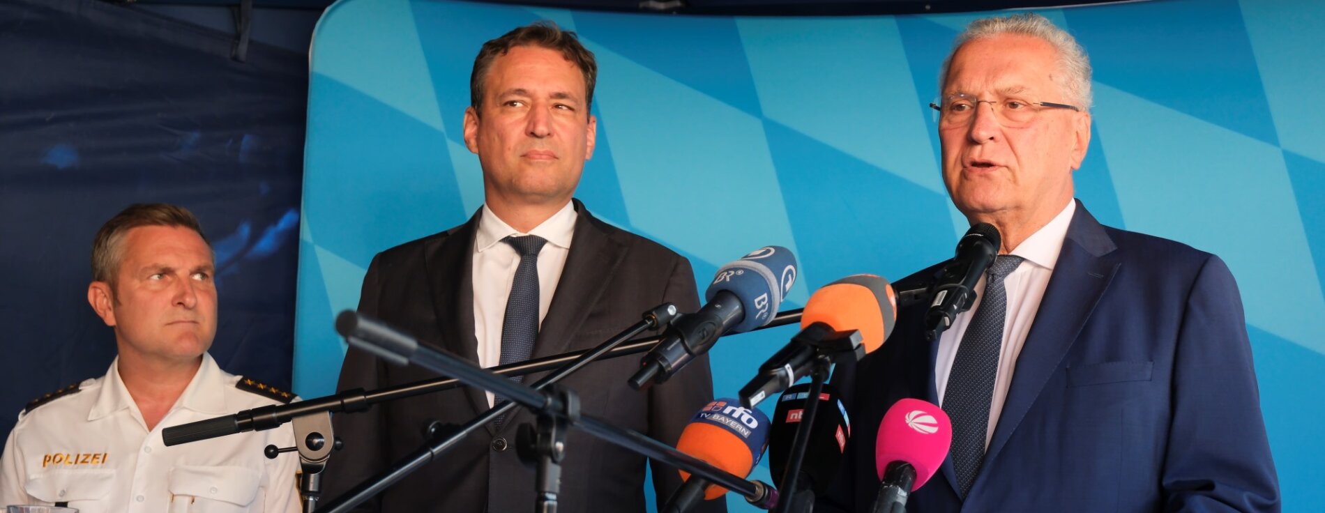 Innenminister Joachim Herrmann und Justizminister Georg Eisenreich am Rednerpult bei Pressekonferenz