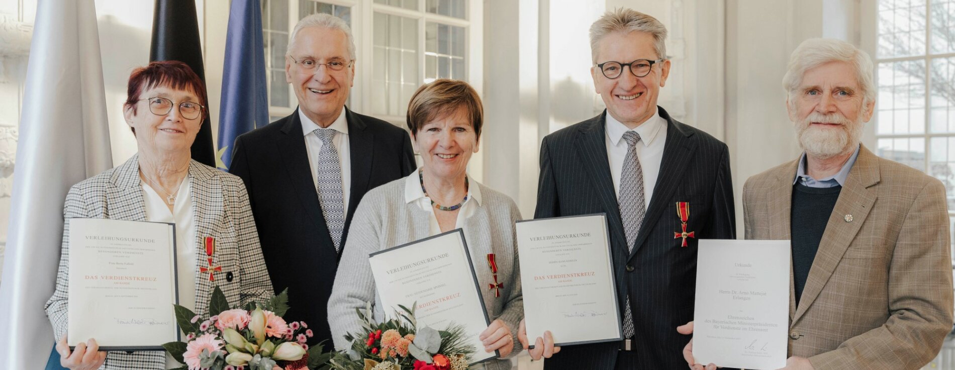 Innenminister Joachim Herrmann mit Berta Faßold, Heidemarie Sponsel, Hans Rebhan und Dr. Arno Mattejat mit Urkunden, Verdienstkreuzen, Ehrenzeichen und Blumensträußen