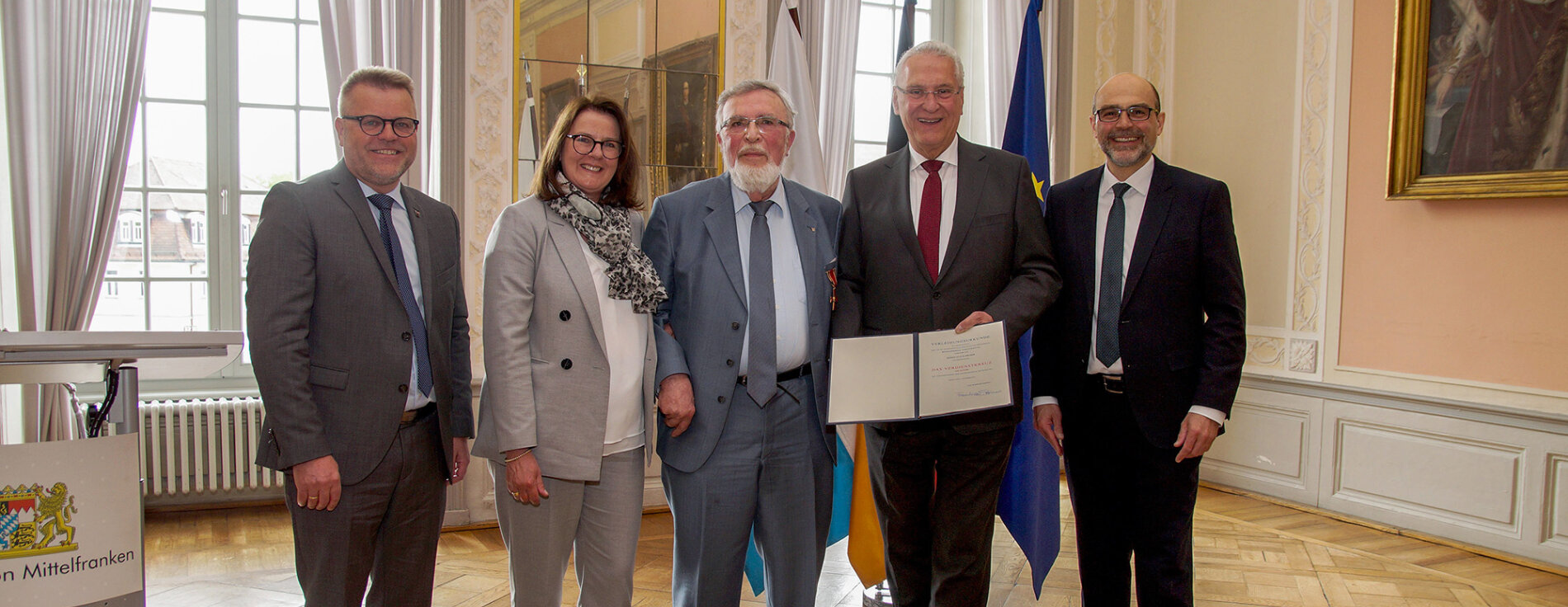 Ordensaushändigung im Hardenbergsaal des Ansbacher Schlosses. v.l.n.r.: Stefan Horndasch, stellv. Landrat des Landkreises Ansbach, Regierungsvizepräsidentin Birgit Riesner, Geehrter Claus Broser, Staatsminister Joachim Herrmann, Markus Liebich, Erster Bürgermeister Stadt Leutershausen Die Personen auf dem Gruppenfoto, v.l.n.r.: Stefan Horndasch, stellv. Landrat des Landkreises Ansbach, Regierungsvizepräsidentin Birgit Riesner, Geehrter Claus Broser, Staatsminister Joachim Herrmann mit Urkunde, Markus Liebich, Erster Bürgermeister Stadt Leutershausen.