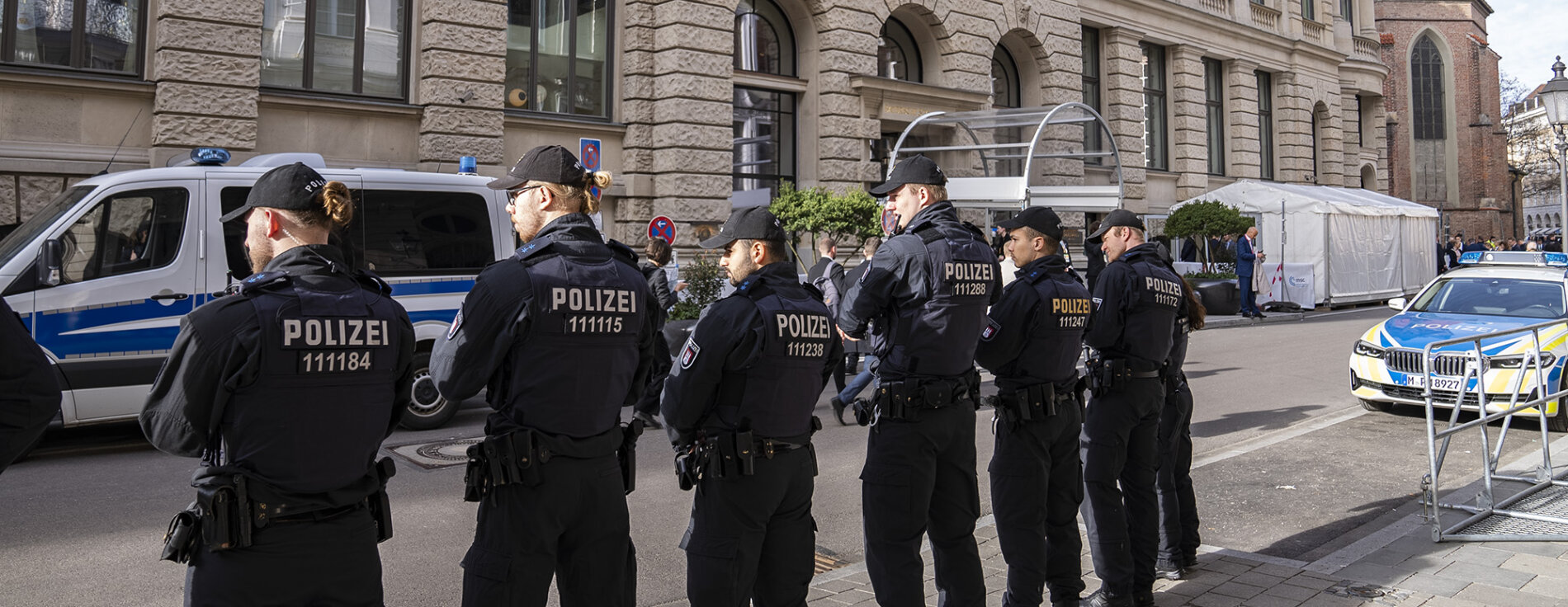 60. MSC Polizisten vor dem Bayerischen Hof