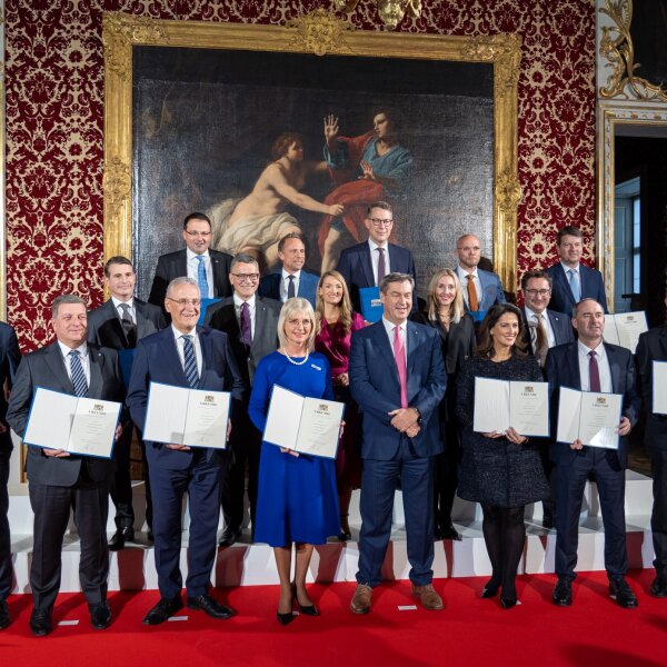 Gruppenfoto der Kabinettsmitglieder in Residenz mit Urkunde