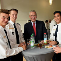 Innenminister Joachim Herrmann mit neueingestellten Polizeianwärtern