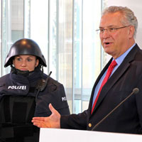 Innenminister Joachim Herrmann mit Polizistinnen und Polizisten: Präsentation der verbesserten Schutzausrüstung der Bayerischen Polizei
