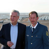 Innenminister Joachim Herrmann und Christoph Altheim, Leiter der THW-Mission im Flüchtlingslager Al Azraq