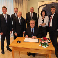 Innenminister Joachim Herrmann unterzeichnet die Durchfinanzierungserklärung zur 2. S-Bahn-Stammstrecke