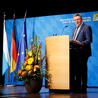 Innen- und Kommunalstaatssekretär Gerhard Eck hinter Rednerpult