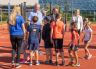 Sportminister Herrmann und Kinder auf Sportplatz