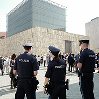 Polizisten von hinten mit Blick auf Ohel-Jakob-Synagoge