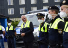 Innenminister Joachim Herrmann neben Polizistinnen und Polizisten, alle mit neuen Erkennbarkeitswesten