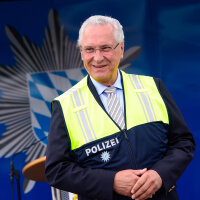Innenminister Joachim Herrmann in Erkennbarkeitsweste der Polizei