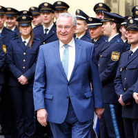 Innenminister Joachim Herrmann begrüßt rund 230 neue Polizeibeamte des Polizeipräsidiums München. 