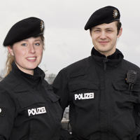 Zwei Polizeibeamte im neuen Einsatzanzug
