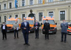 Innenminister Joachim Herrmann und weitere Personen vor Rettungswägen