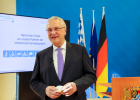 Innenminister Joachim Herrnann neben Präsentationsbildschirm