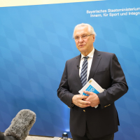 Innenminister Herrmann vor Mikrophon