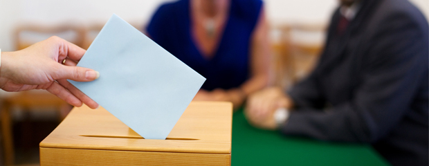 Einwurf eines Stimmzettels in die Wahlurne